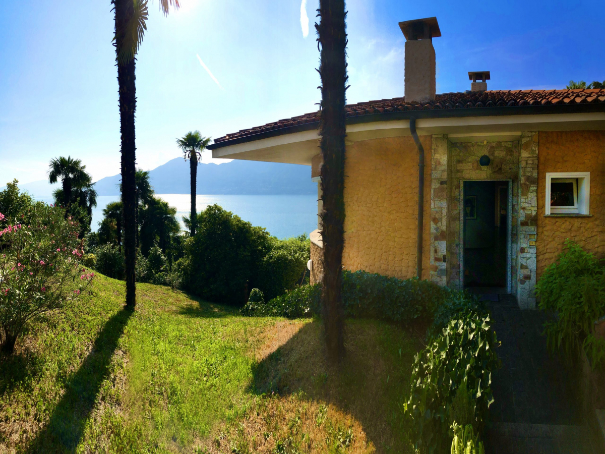 house entrance from garden 4000×3000