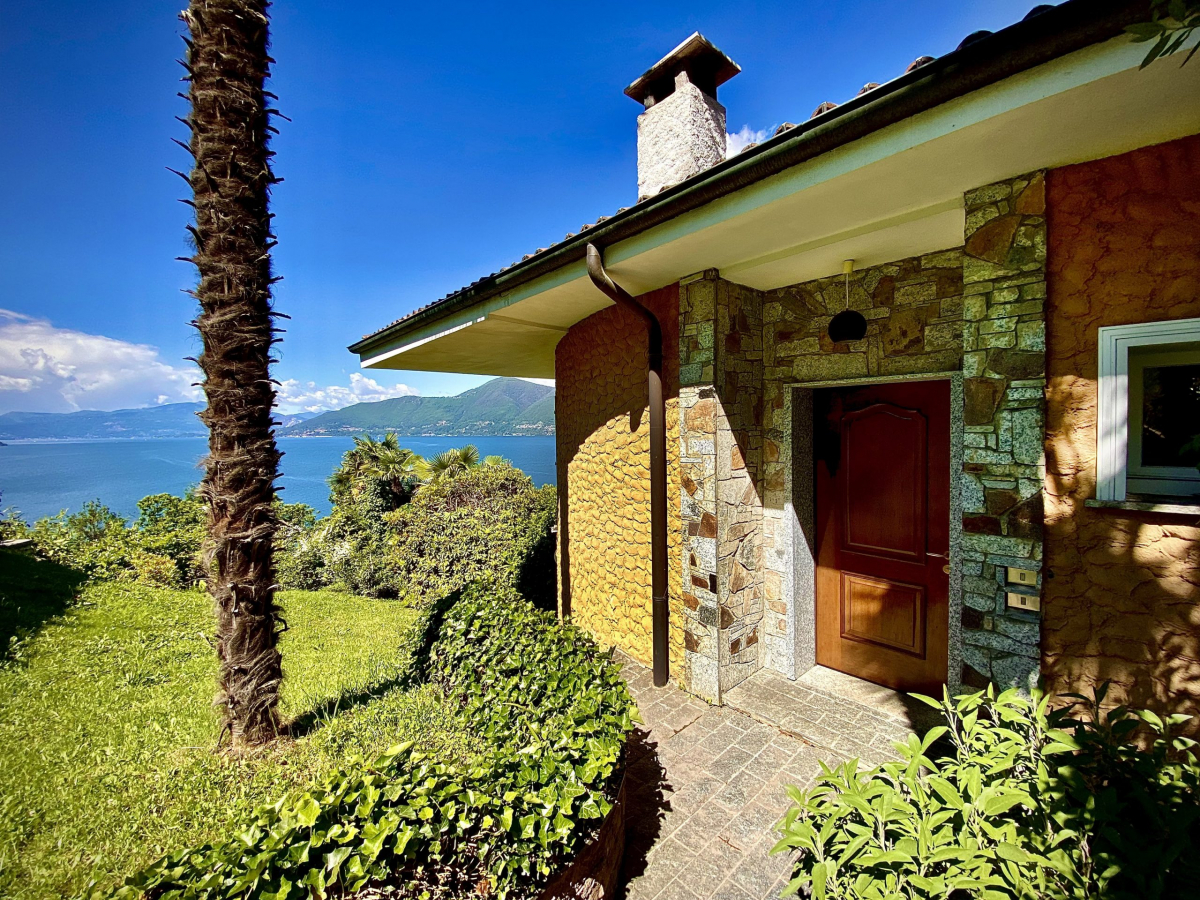 house entrance from stairs 4000×3000